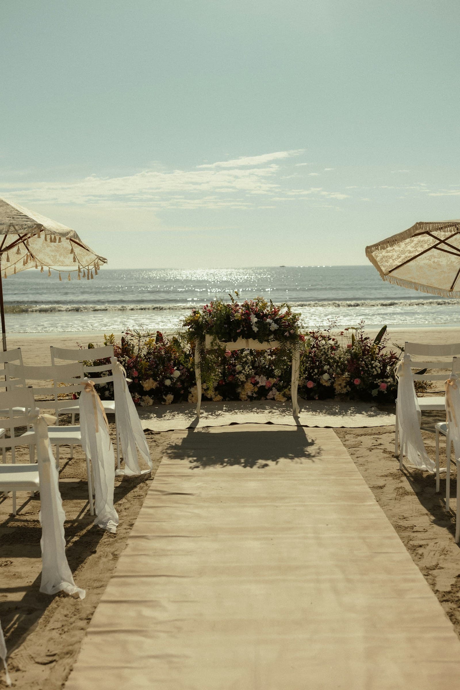 Décor de mariage : Allées fleuries