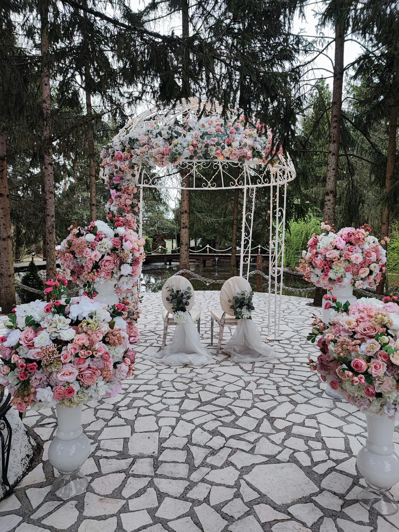 Décor de mariage : Arche fleurie