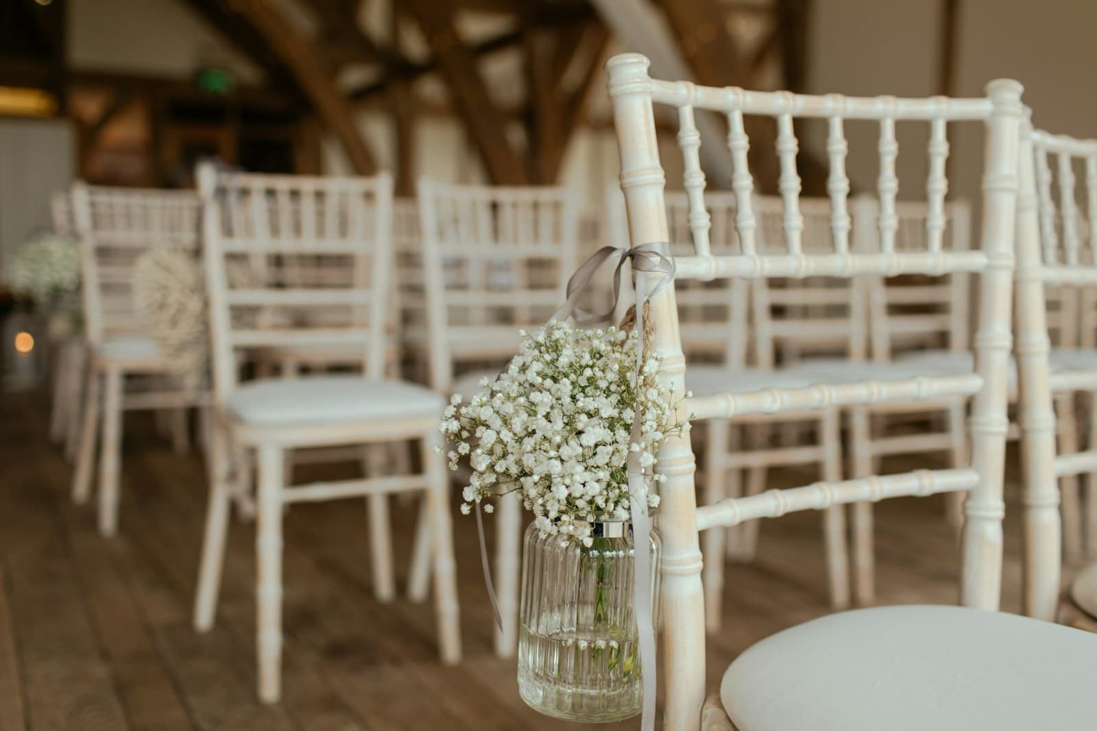 Décor de mariage : Bouquet sur banc